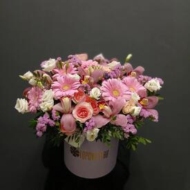 Композиция из орхидей,  кустовых роз и эустомы