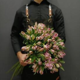 Букет из 25 розовых альстромерий