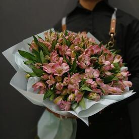 Букет из 25 розовых альстромерий