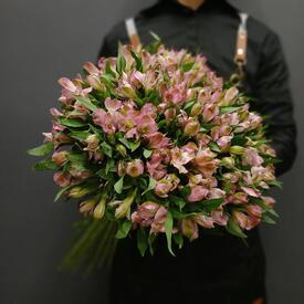 Букет из 35 розовых альстромерий