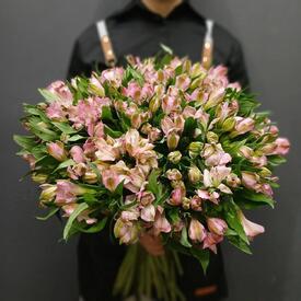 Букет из 35 розовых альстромерий