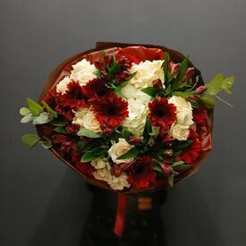 Букет из гортензии, гербер и кустовых роз 