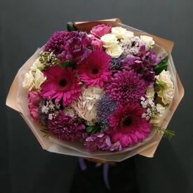 Букет из гортензии, гербер и хризантем