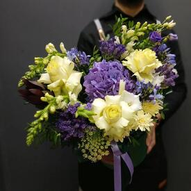Композиция из гортензии, роз и эустома в коробке 