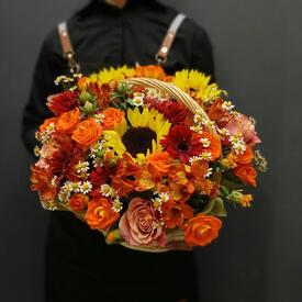 Композиция из подсолнухов, альстромерий и кустовой розы в корзине