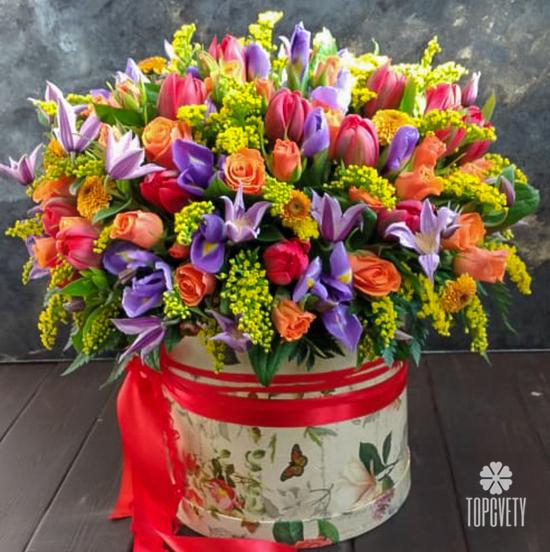 Букет из тюльпанов, роз и ирисов в коробке 