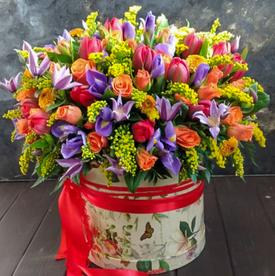 Букет из тюльпанов, роз и ирисов в коробке 