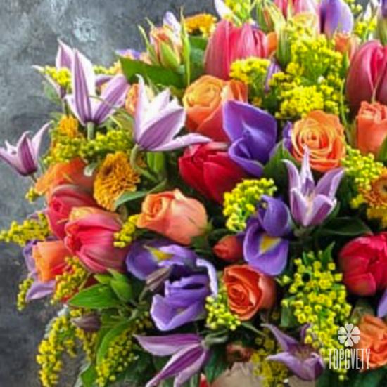 Букет из тюльпанов, роз и ирисов в коробке 