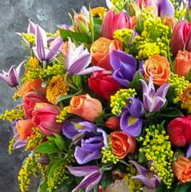 Букет из тюльпанов, роз и ирисов в коробке 