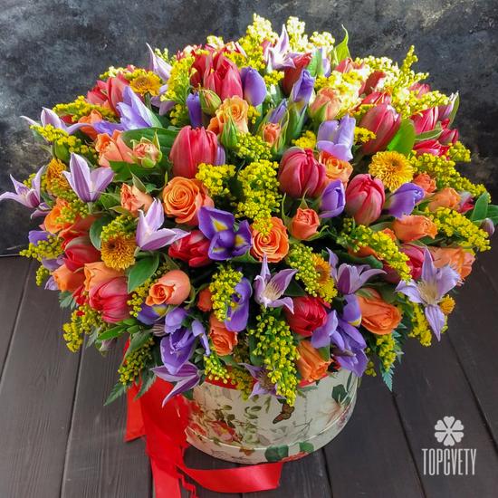 Букет из тюльпанов, роз и ирисов в коробке 
