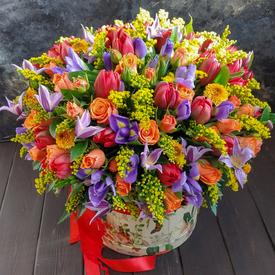 Букет из тюльпанов, роз и ирисов в коробке 