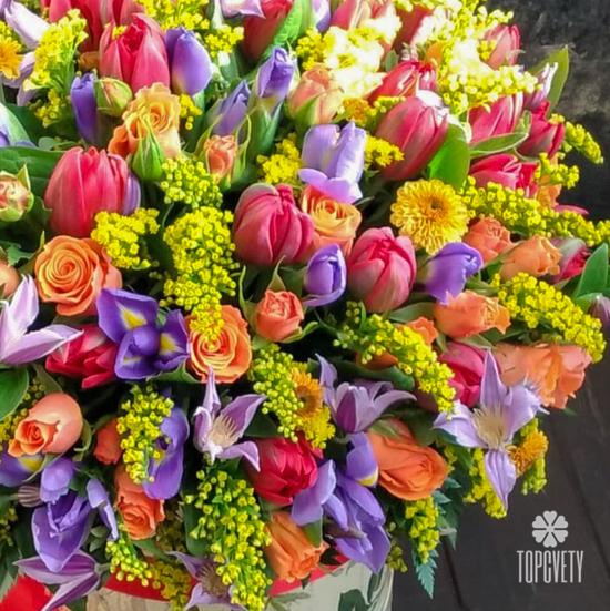 Букет из тюльпанов, роз и ирисов в коробке 