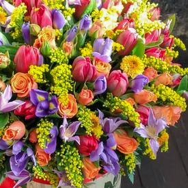 Букет из тюльпанов, роз и ирисов в коробке 