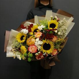 Букет из  подсолнухов, роз и хризантем