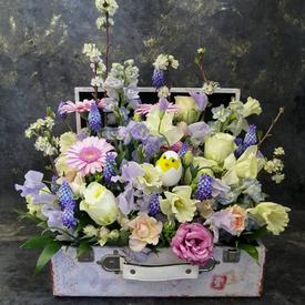 Букет из роз, гербер и нарциссов в чемодане №320