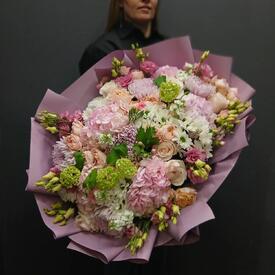Букет из  гортензии, роз и хризантем