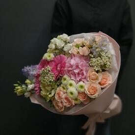 Букет из гортензии,  гербер и кустовых роз