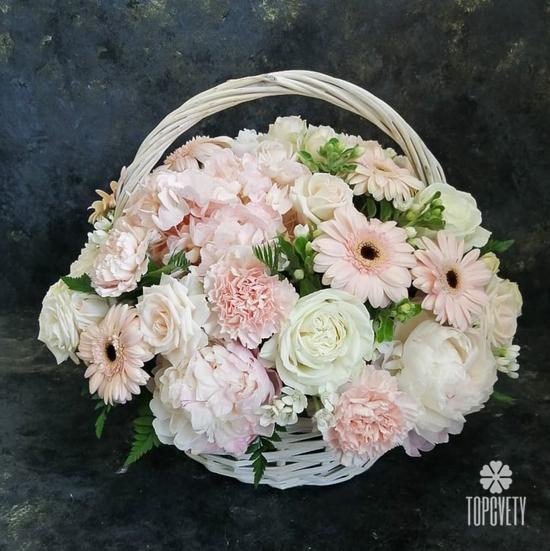 Композиция из пионов, роз и гербер в корзине