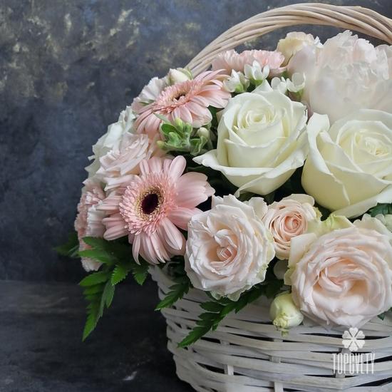 Композиция из пионов, роз и гербер в корзине