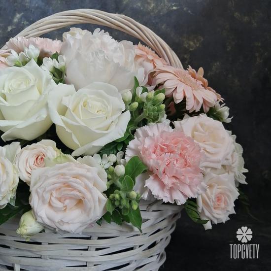 Композиция из пионов, роз и гербер в корзине