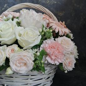Композиция из пионов, роз и гербер в корзине