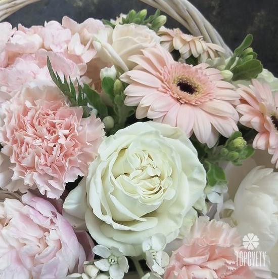 Композиция из пионов, роз и гербер в корзине