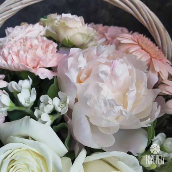 Композиция из пионов, роз и гербер в корзине