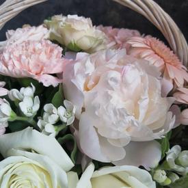 Композиция из пионов, роз и гербер в корзине