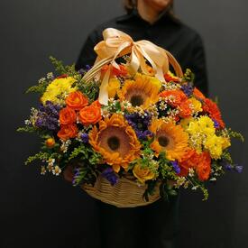 Композиция из подсолнухов,  гербер и хризантем в корзине
