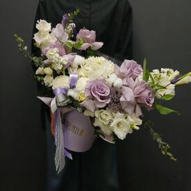 Композиция из гортензии, роз и эустомы в коробке