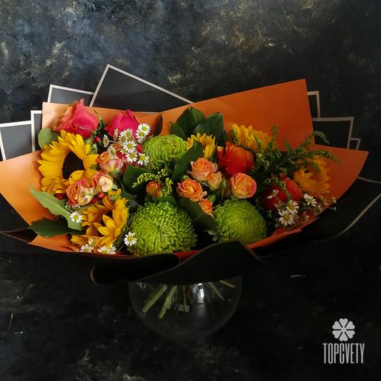 Букет хризантем, кустовых роз и подсолнухов