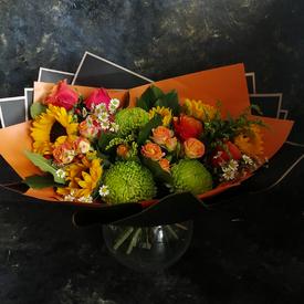 Букет хризантем, кустовых роз и подсолнухов