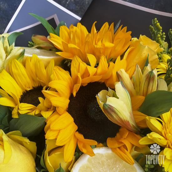 Букет хризантем, кустовых роз и подсолнухов