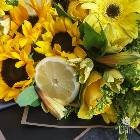 Букет хризантем, кустовых роз и подсолнухов