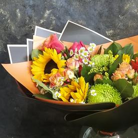 Букет хризантем, кустовых роз и подсолнухов