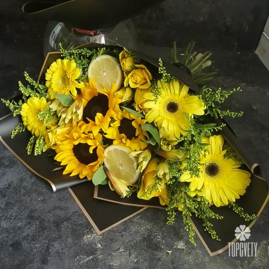 Букет хризантем, кустовых роз и подсолнухов