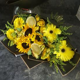 Букет хризантем, кустовых роз и подсолнухов