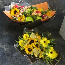 Букет хризантем, кустовых роз и подсолнухов