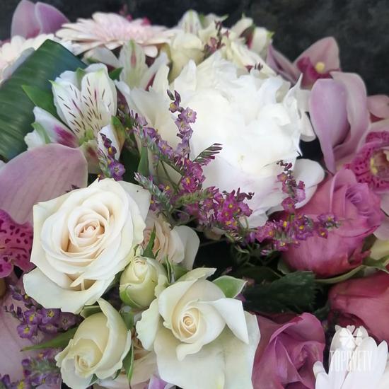 Букет из  роз, пионов и орхидей