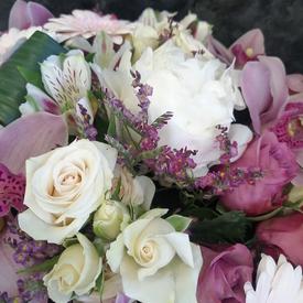 Букет из  роз, пионов и орхидей