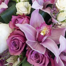 Букет из  роз, пионов и орхидей