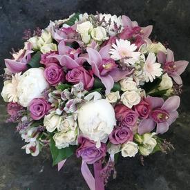 Букет из  роз, пионов и орхидей