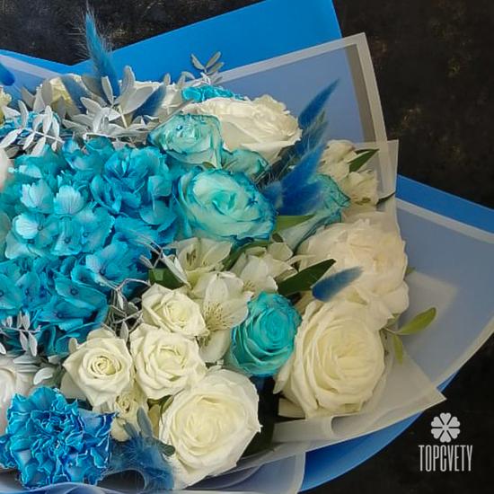 Букет из гортензий, пионов и роз