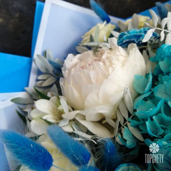 Букет из гортензий, пионов и роз