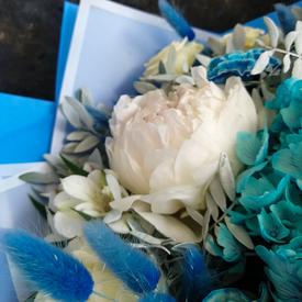 Букет из гортензий, пионов и роз