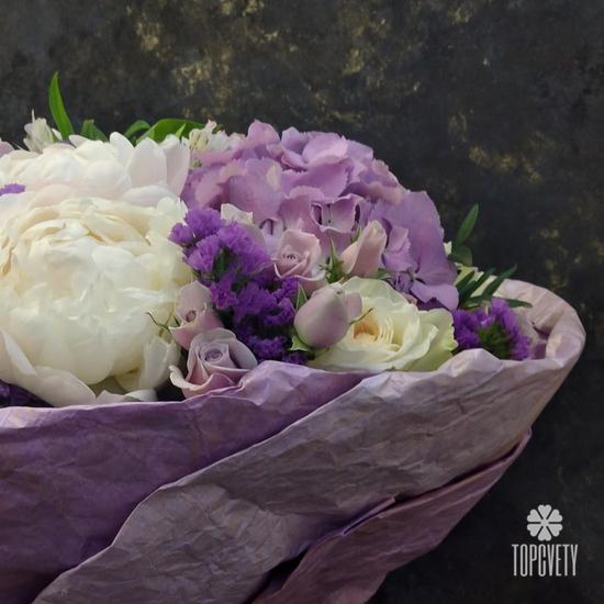 Букет из пионов, гортензий и роз 