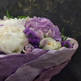 Букет из пионов, гортензий и роз 