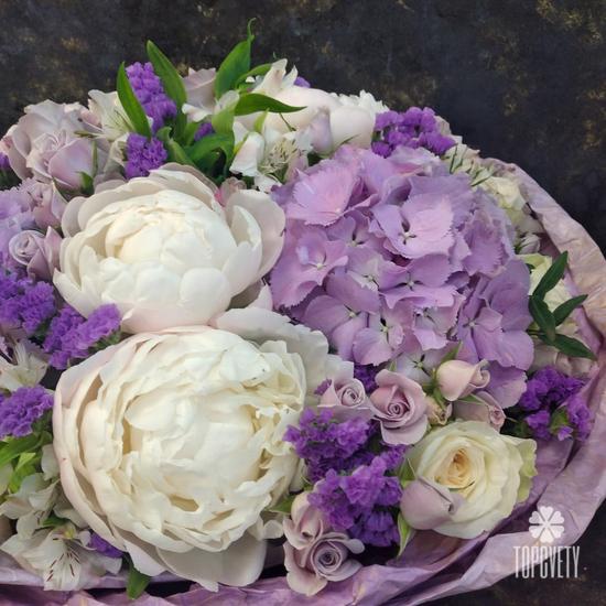 Букет из пионов, гортензий и роз 