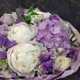 Букет из пионов, гортензий и роз 