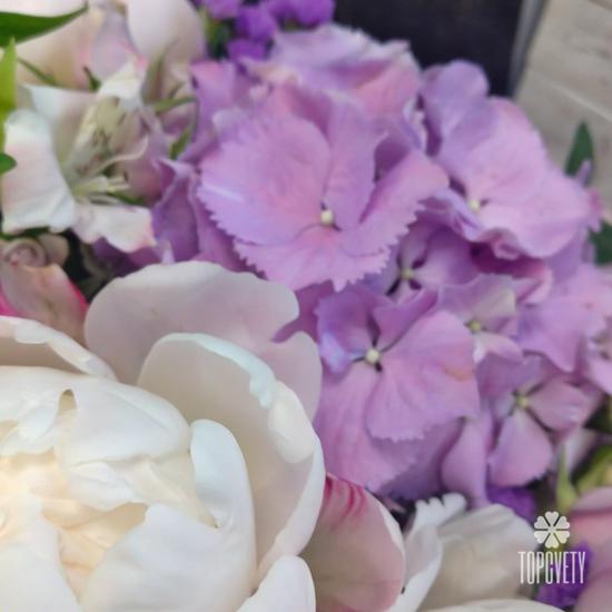 Букет из пионов, гортензий и роз 